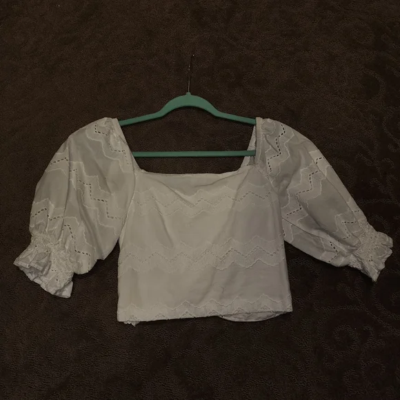 White Front Knot Crop Top - Picture 2 of 3
